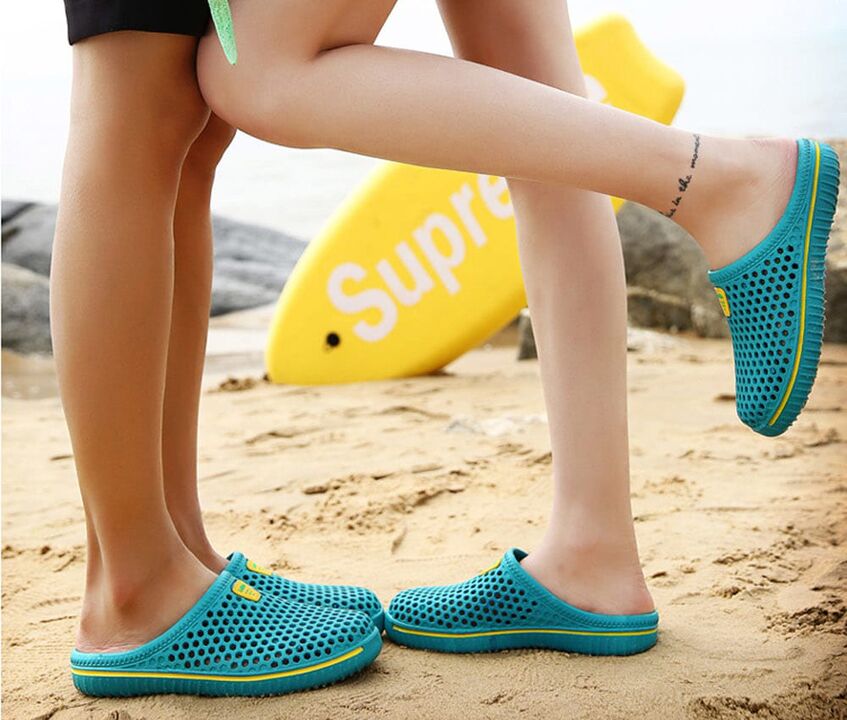 За да предотвратите гъбична инфекция, трябва да носите чехли, когато се разхождате по плажа. 
